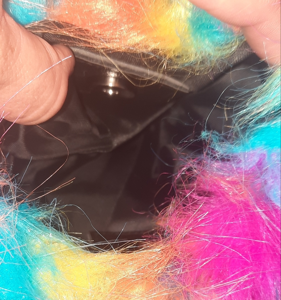 New! Faux Fur Neon-colored Heart-shaped Shoulder Bag! - Picture 4 of 6